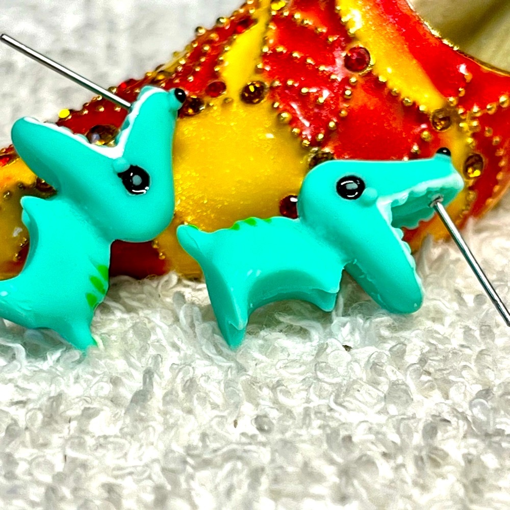 2/20 🦖Cute dinosaur earrings munching your ear -hard plastic -new